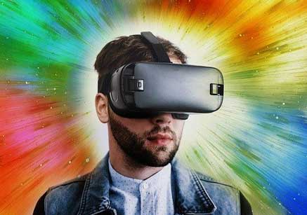 Ein Mann mit einer VR-Brille. Mentaltrainer Frankfurt. Mentaltraining Frankfurt am Main.